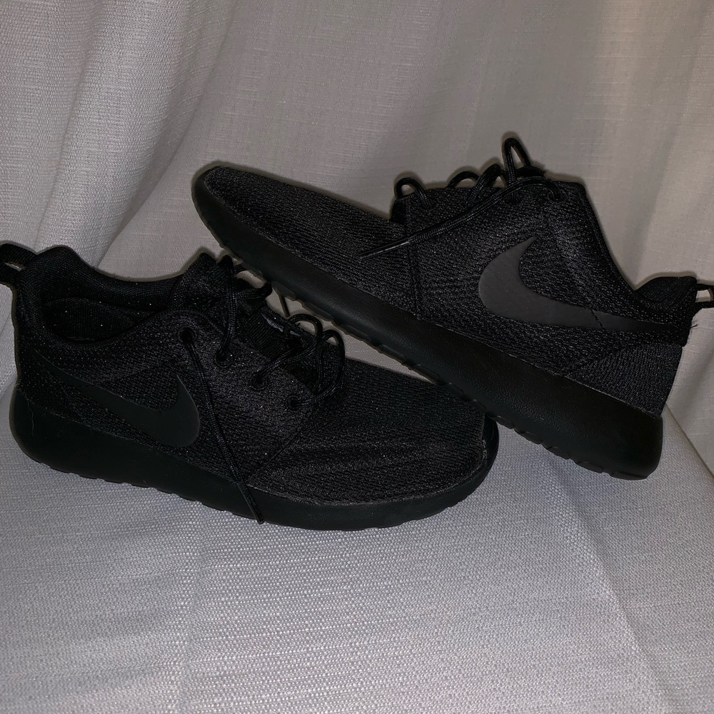 all black roshe runs